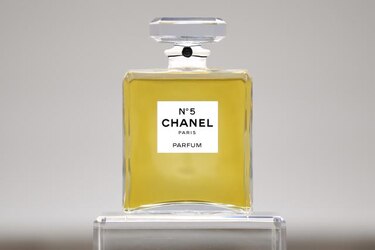 Chanel destapa la esencia artística de su icónico perfume Nº5