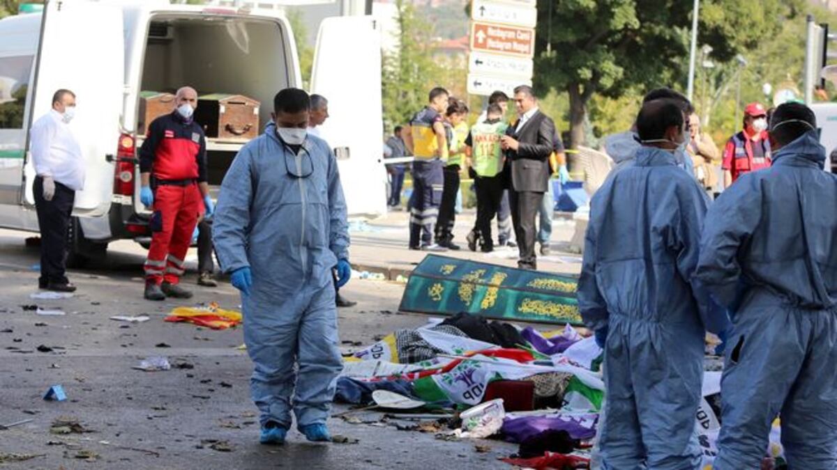 Sube a 95 los muertos en un doble atentado contra una marcha por la paz en Ankara