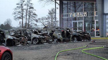 Siete coches Tesla arden en concesionario alemán el día de protesta global contra Elon Musk