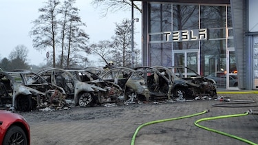 Siete coches Tesla arden en concesionario alemán el día de protesta global contra Elon Musk
