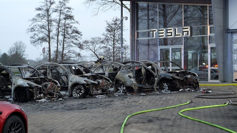 Siete coches Tesla arden en concesionario alemán el día de protesta global contra Elon Musk