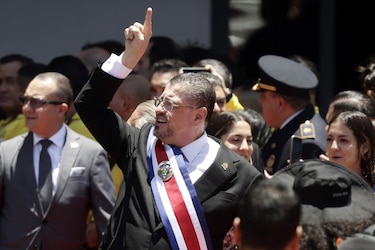 Nueva presidenta de Costa Rica promete mano dura contra el crimen y megacárcel estilo Nayib Bukele
