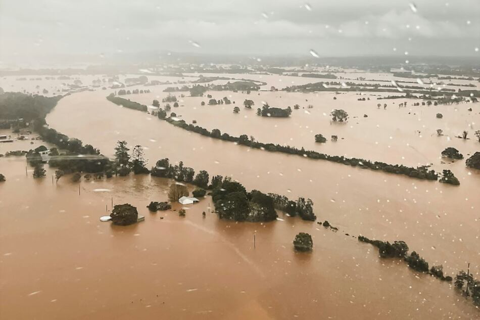 Un muerto y 50,000 personas aisladas por inundaciones en Australia