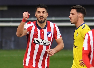 Luis Suárez hace más líder al Atlético; el Barcelona se pone segundo