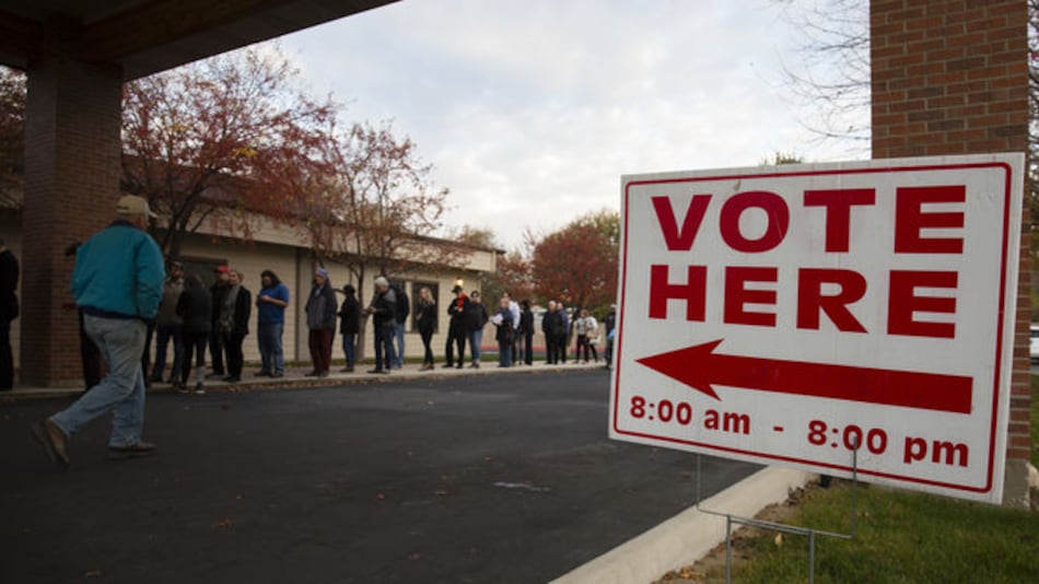Trump hace mutis, en medio de las votaciones legislativas