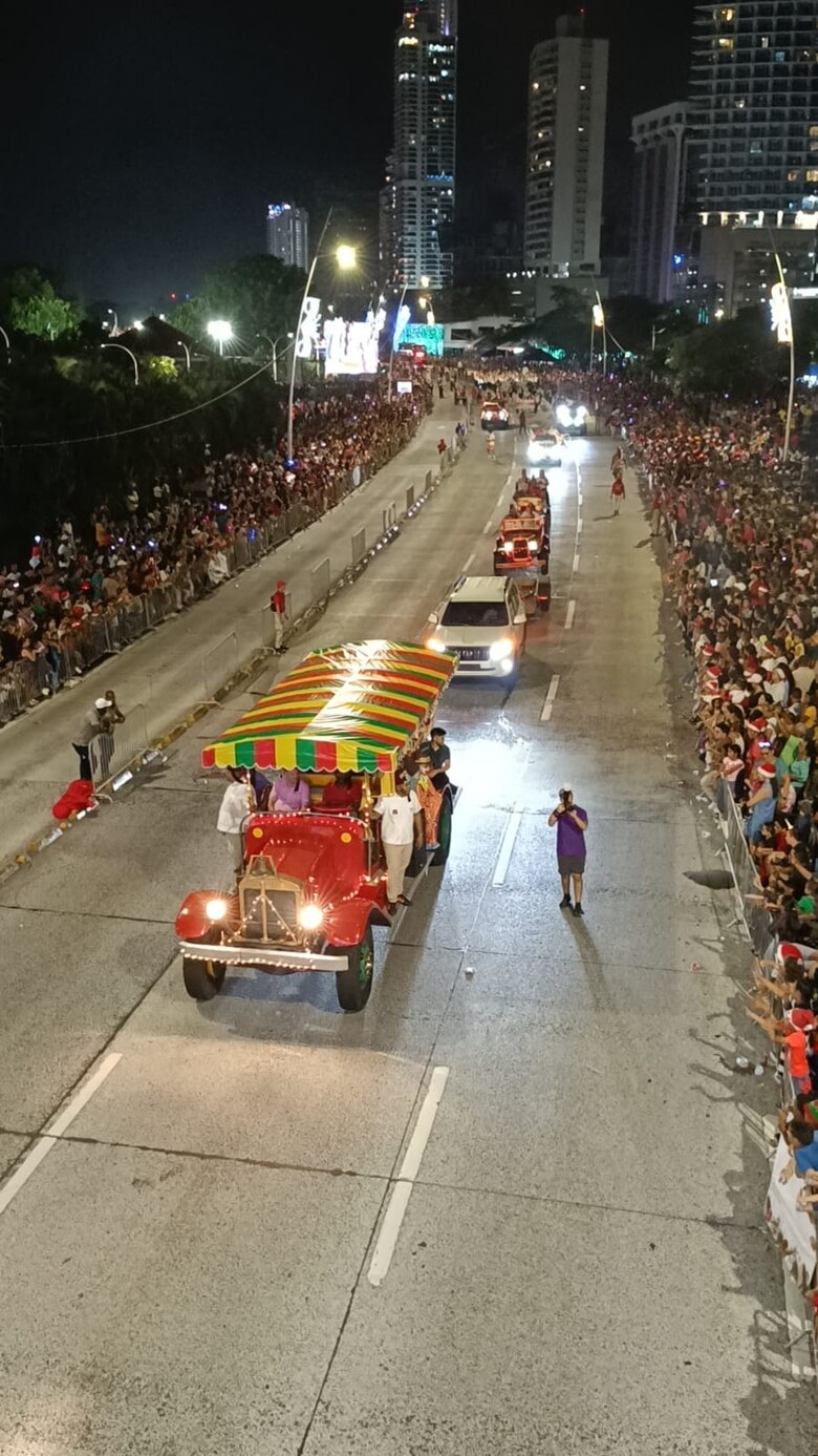Cientos de personas asisten al desfile de Navidad 2023; alcalde Fábrega, ausente en el corte de cinta