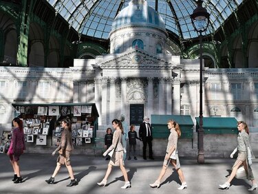 Chanel abre las costuras