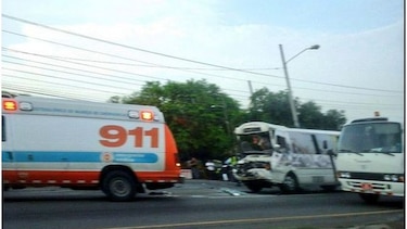 Varios heridos tras colisión entre coaster y volquete en sector de Las Mañanitas