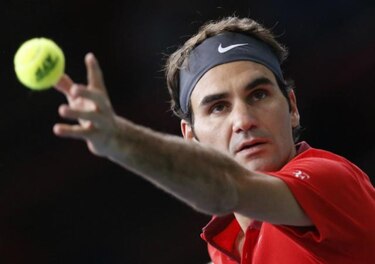 Federer da otro paso en su intento de destronar a Djokovic
