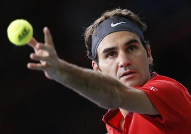 Federer da otro paso en su intento de destronar a Djokovic