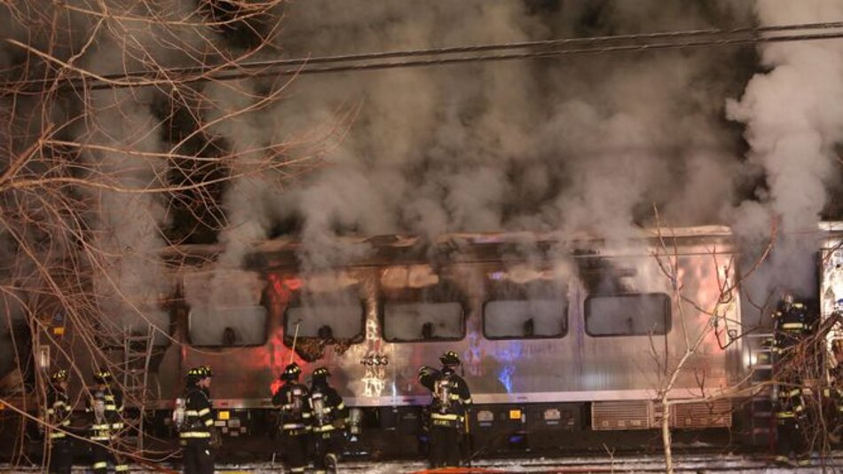 Seis muertos al chocar un tren suburbano en Nueva York