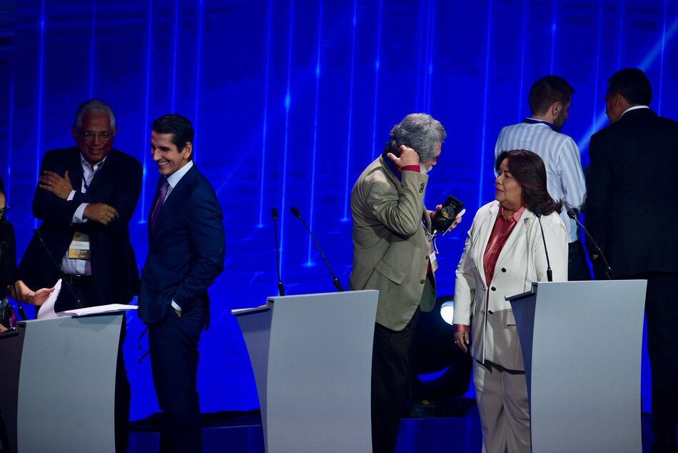 Todo en uno: indiferencia, ‘jabs’ y algunos guiños. El tras de cámaras del último debate presidencial