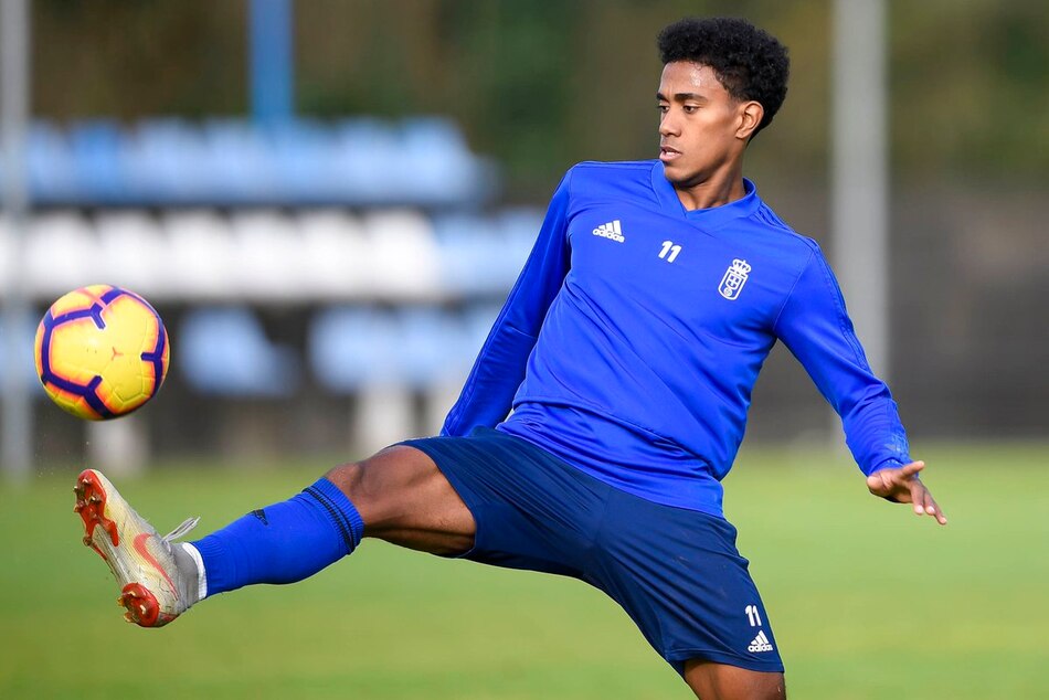 Bárcenas recibe su primera roja en España y el Oviedo vuelve a caer a puestos de descenso