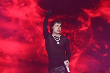 Peso Pluma se fracturó un pie mientras cantaba en un festival en Nueva York