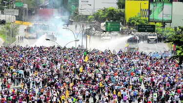 Gobierno devalúa el bolívar un 64.13%