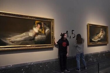 Detienen a dos activistas tras pegarse a dos cuadros de Goya en el Prado
