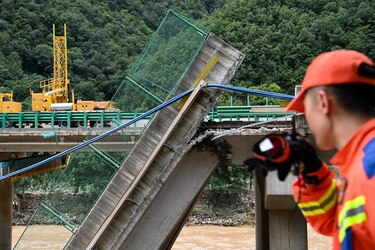 El colapso del puente en el centro de China provocó caída al río de 17 autos y 8 camiones