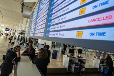 Más de 800 vuelos cancelados en Estados Unidos en ‘inédita’ reducción de tráfico por cierre federal