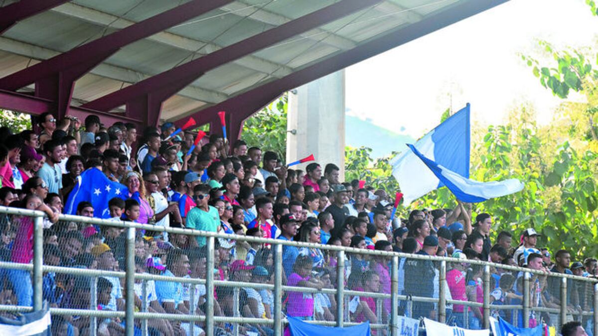 El estadio San José en Soná estuvo lleno para el Tauro FC ante el Veragüense.
