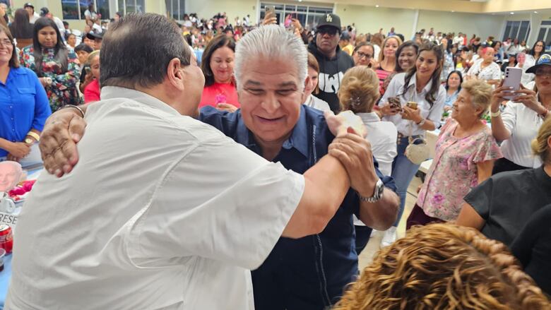 El puzle electoral: mariachis, besos y otras promesas de campaña