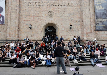 Clases en la calle, la protesta académica ante el retiro de obras de un museo colombiano