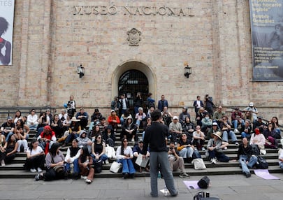 Clases en la calle, la protesta académica ante el retiro de obras de un museo colombiano