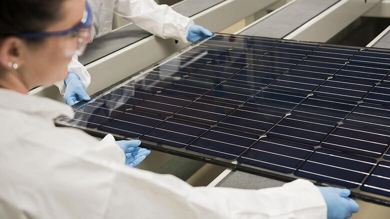 Qué es la perovskita, el "material maravilloso" que impulsa la revolución de la energía solar