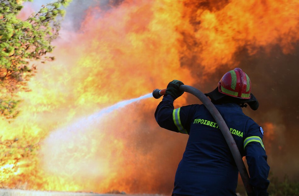 Al menos un muerto en un gran incendio fuera de control en el sureste de Atenas