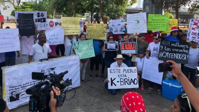 Ciudadanos colocan en la Asamblea pancartas en rechazo a la corrupción