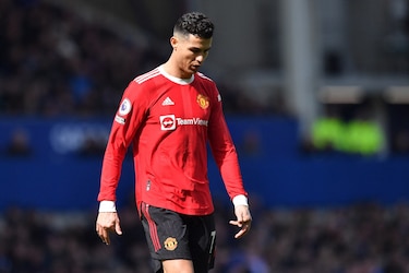 Policía llama al orden a Ronaldo por golpear el teléfono de un aficionado