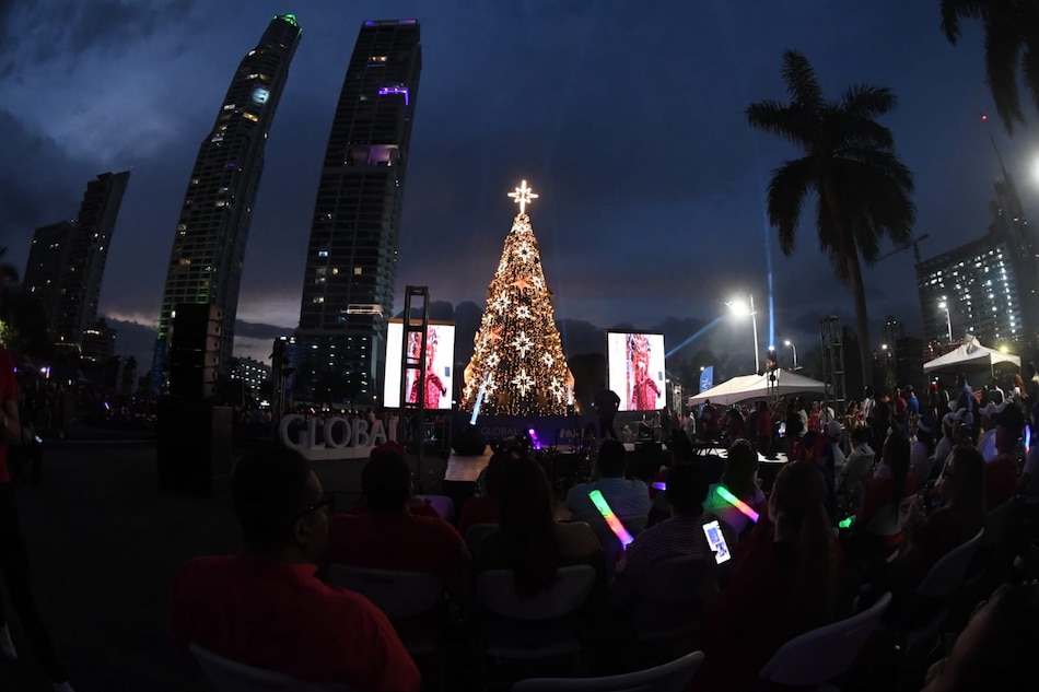 El árbol navideño de la ciudad de Panamá brilla en la cinta costera