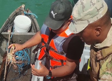 Denuncian ‘crimen ambiental’ en Río Mar: arrojan millones de huevos de langosta en la playa