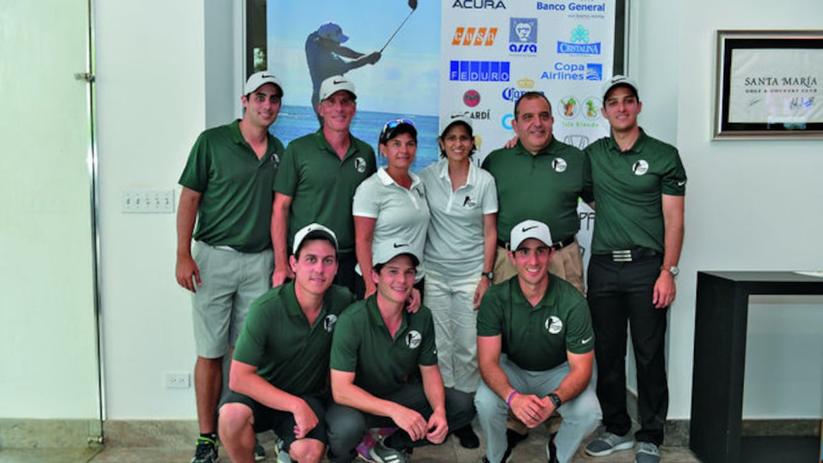 Familia y amigos del homenajeado Fernando Moreno.