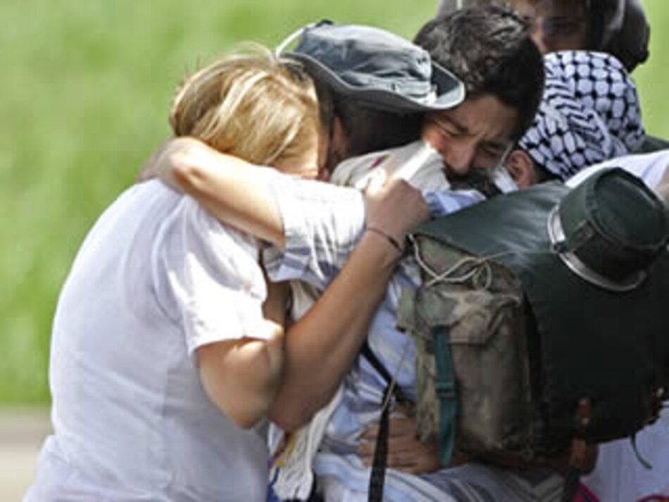 Un feliz Alan Jara se abraza emocionado a su esposa e hijo