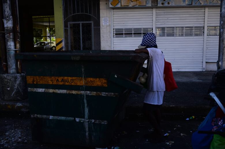 La capital no se detiene: el tráfico se mantiene activo, y la gente sigue en las calles