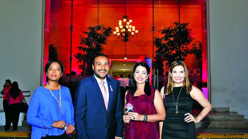 Casa Matriz es iluminada con colores rosa y celeste