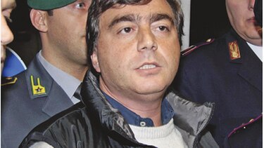 Lavítola debió vender carros de lujo para pagar abogados