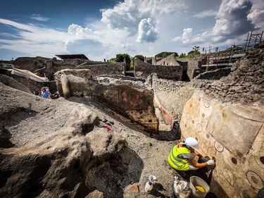 Una mujer devuelve fragmentos de roca de Pompeya con una impactante carta