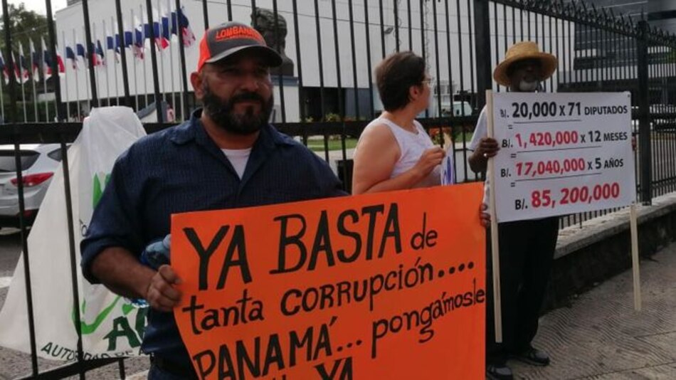 Ricardo Lombana encabeza protesta pacífica frente a la Asamblea Nacional