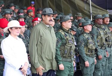 Maduro pide a militares 'aceitar' fusiles frente a las 'amenazas' de Estados Unidos