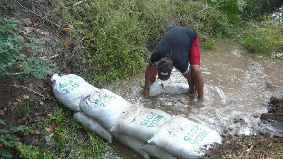 Mida recomienda a productores santeños almacenar agua