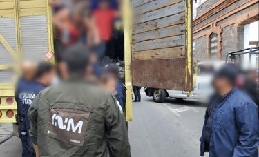 Detienen en México a 116 migrantes que viajan hacinados en un camión