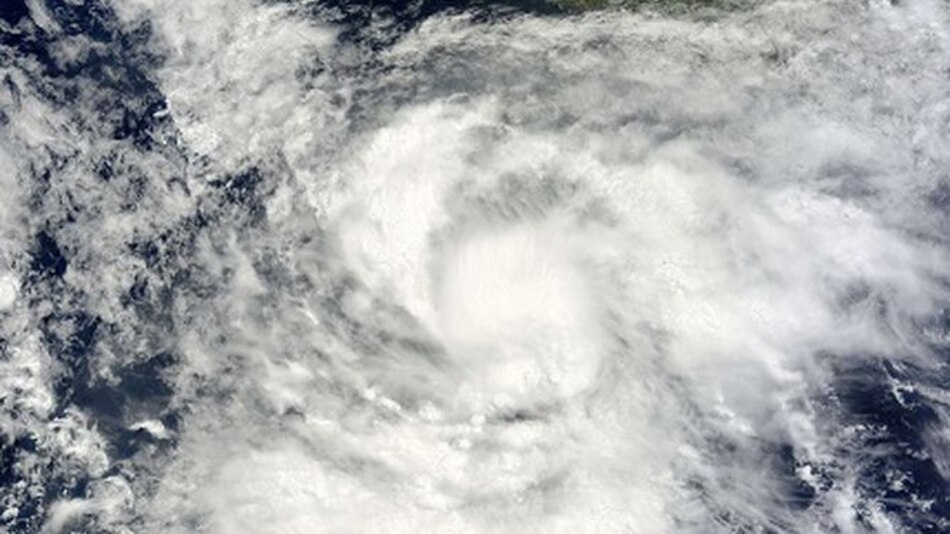 ‘Blanca’ se convierte en huracán en ruta hacia un balneario mexicano