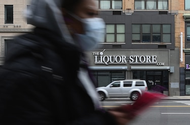 Nueva York ahoga las penas del coronavirus en ‘cuarentinis’ y las licorerías festejan