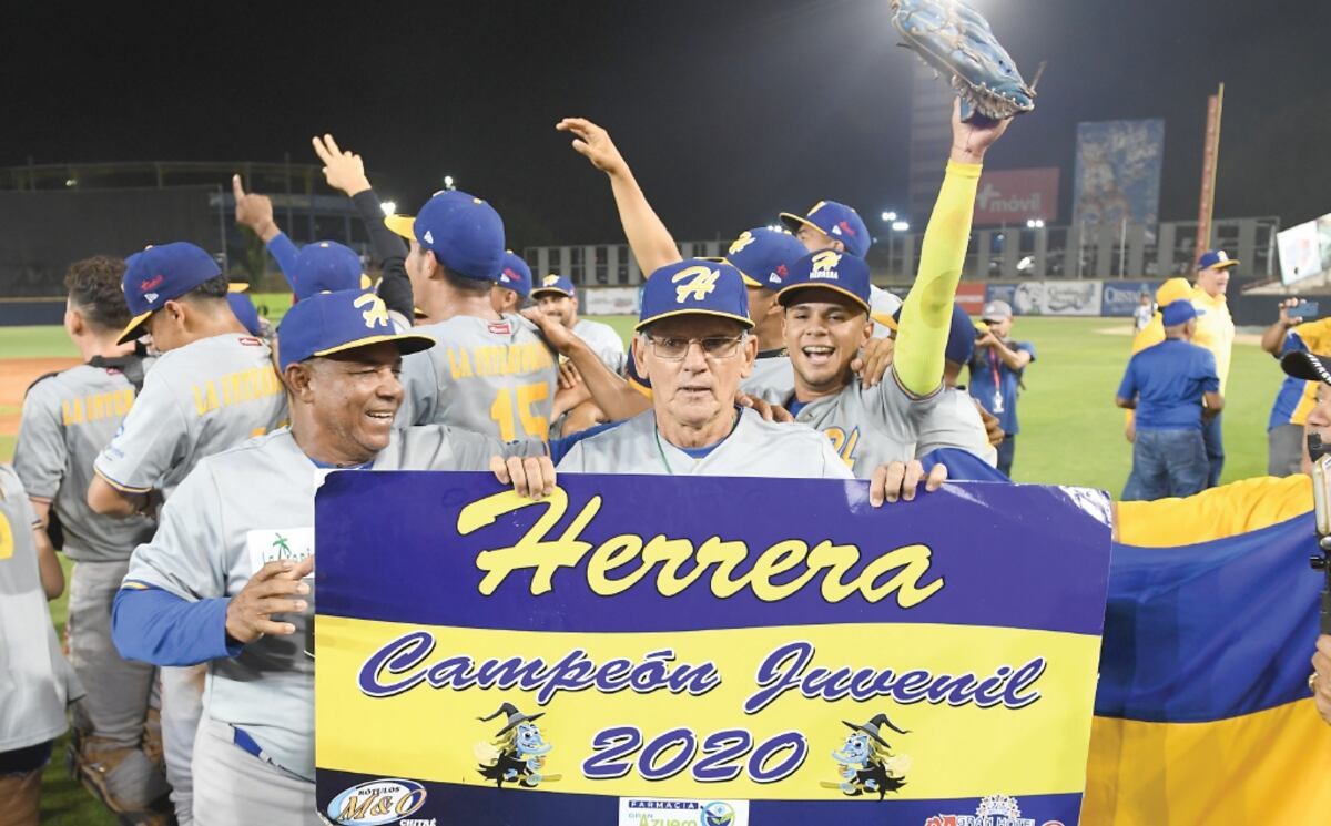 Israel Delgado sostiene una pancarta para festejar el campeonato de Herrera en el torneo Juvenil.Miguel Cavalli