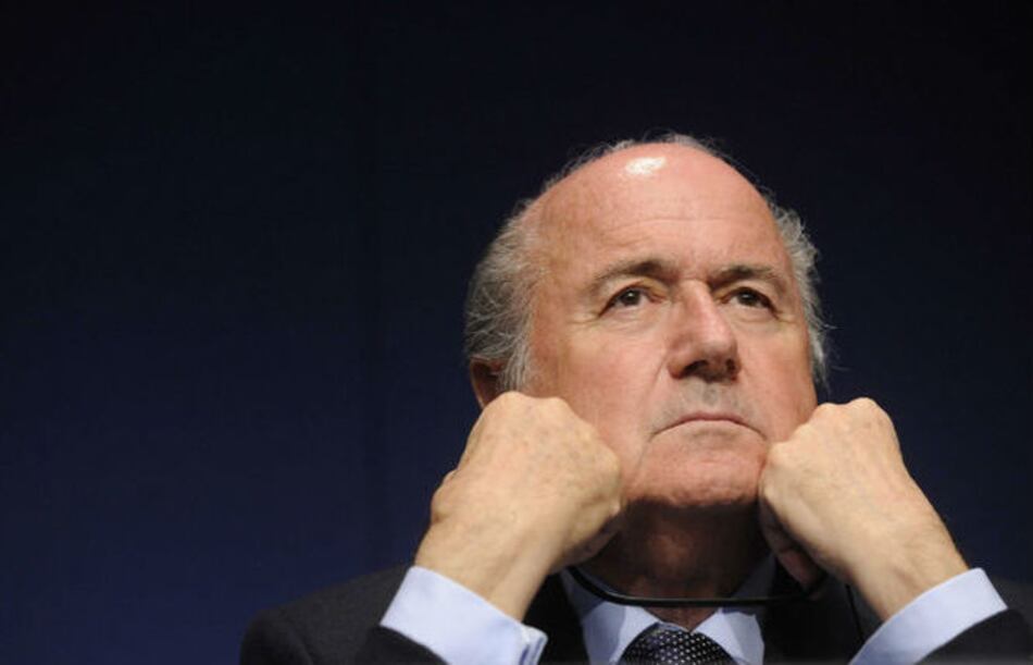Fiscales de ética buscan inhabilitar de por vida a Blatter y Platini