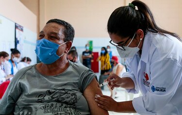 Vacuna china muy usada en Brasil menos eficaz contra la variante Gamma, según estudio