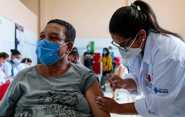 Vacuna china muy usada en Brasil menos eficaz contra la variante Gamma, según estudio