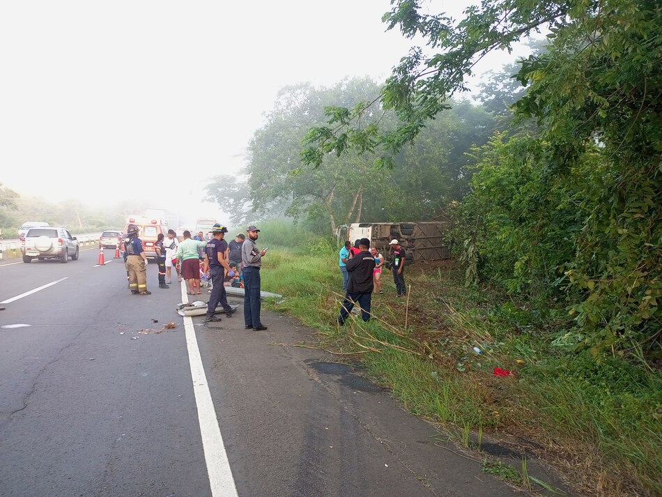 Bus que transportaba a migrantes sufre accidente en la Interamericana; hay cuatro heridos leves