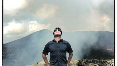 Renato Cisneros delante del volcán